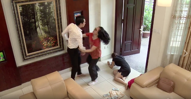 Hỗn láo với mẹ chồng, nàng dâu Bảo Thanh lại bị đánh bật máu thế này - Ảnh 2.
