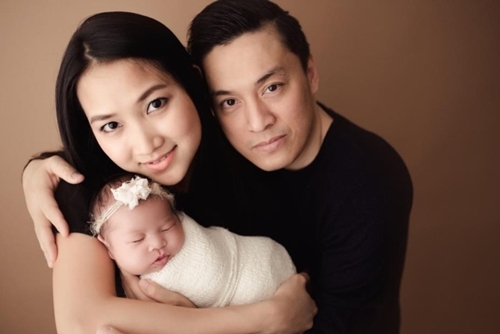 Lam Trường bên bà xã 9x và con gái.