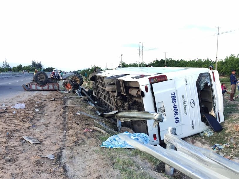 ninh thuan: xe khach tong xe máy cày, 2 nguoi thuong vong hinh anh 2