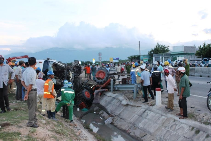 ninh thuan: xe khach tong xe máy cày, 2 nguoi thuong vong hinh anh 3