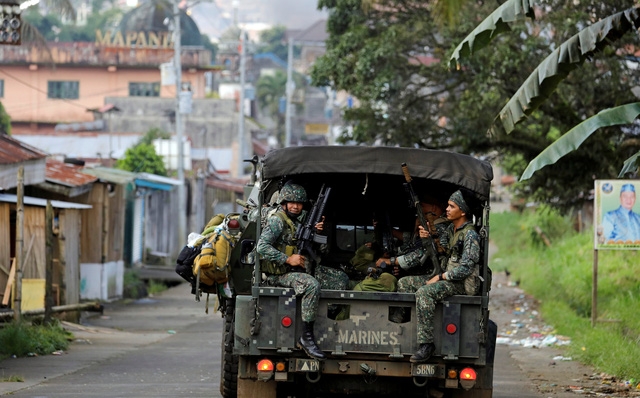 Xe chở lính thủy quân lục chiến Philippines chiến đấu tại Marawi (Ảnh: Reuters)