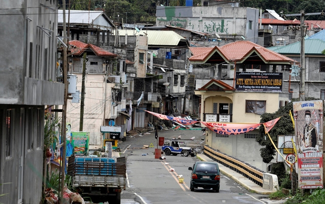 Một khu vực tại Marawi bị phiến quân Maute chiếm đóng. Cờ IS màu đen được cắm giữa đường (Ảnh: Reuters)