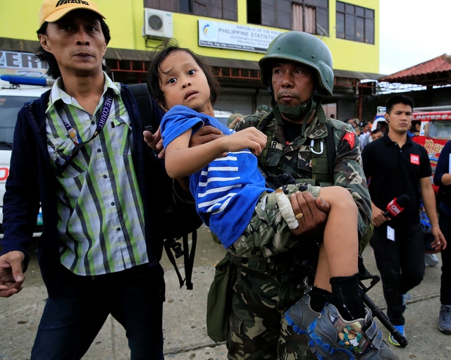 Quân đội chính phủ hỗ trợ sơ tán người dân tới nơi an toàn (Ảnh: Reuters)