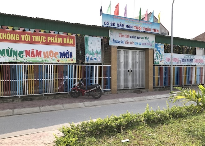 Sự thật đoạn video cháu bé ở cơ sở mầm non tư thục quỳ trên thềm khóc gắt - Ảnh 1.