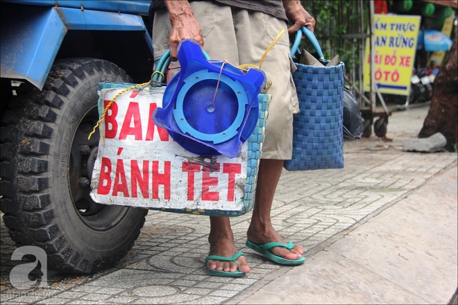 Tết Đoan Ngọ, nhà nhà sum vầy, cha già trăm tuổi vẫn đi bộ khắp Sài Gòn, bán bánh ú nuôi hai con gái - Ảnh 4.