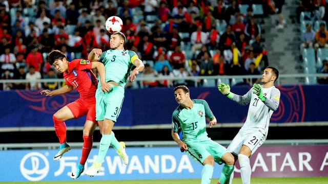  U20 Bồ Đào Nha (xanh) đã thể hiện sự sắc sảo trong dứt điểm 