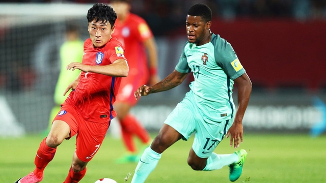  U20 Hàn Quốc (đỏ) đã chơi đầy cố gắng ở trận đấu này 