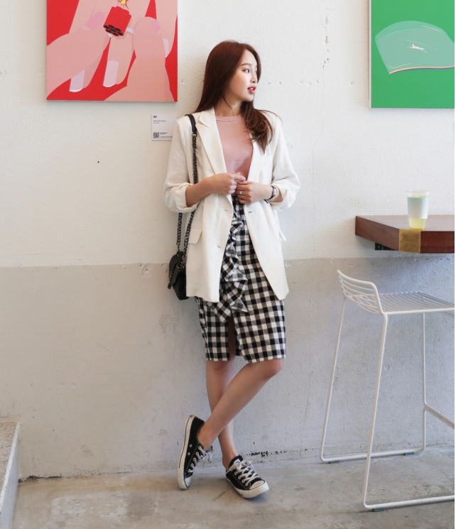 Tưởng không liên quan nhưng váy và giày sneakers lại hợp nhau ra phết! - Ảnh 11.