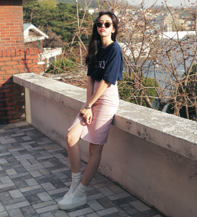 Tưởng không liên quan nhưng váy và giày sneakers lại hợp nhau ra phết! - Ảnh 12.
