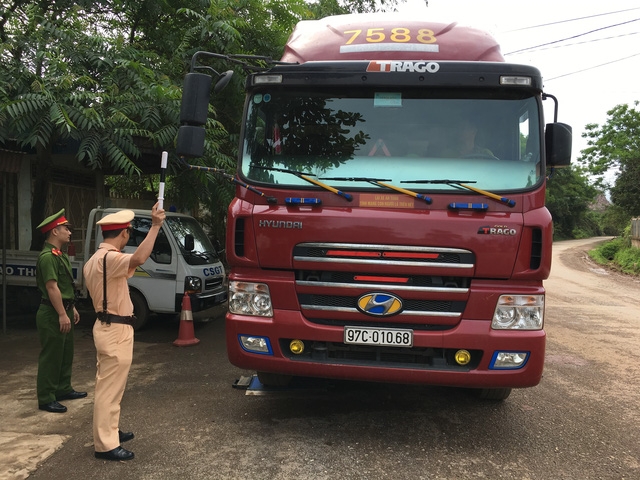 CSGT sử dụng cân xách tay để tuần tra kiểm soát và xử lý xe chở quá tải trọng
