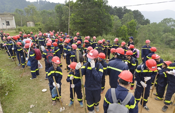 Gần 100 trẻ nhỏ Hà Nội lạc trong rừng suốt 3 giờ, vật lộn với các thử thách, hiểm nguy để sinh tồn - Ảnh 1.