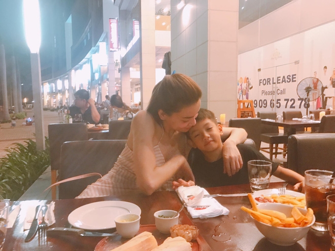 Hồ Ngọc Hà cùng chồng cũ đưa con trai đi mừng ngày Quốc tế thiếu nhi - Ảnh 1.