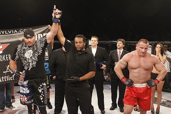 Nguoi khoe nhat hanh tinh cho vo si MMA bat bai 'thua sap mat' hinh anh 2