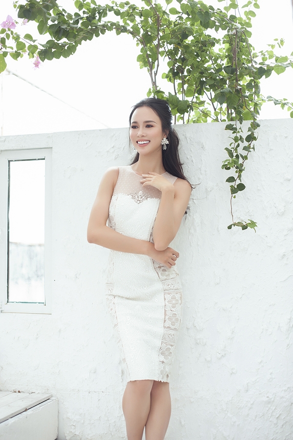 vu-ngoc-anh-dien-dam-om-khoe-triet-de-duong-cong-5