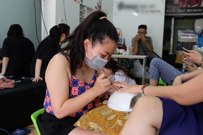 Cô gái kể lại chuyện đánh trả tên cướp mang súng xông vào tiệm nail ở Hà Nội - Ảnh 2.