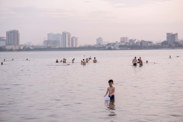  Khung cảnh nhộn nhịp ở bến nước hồ Tây. 