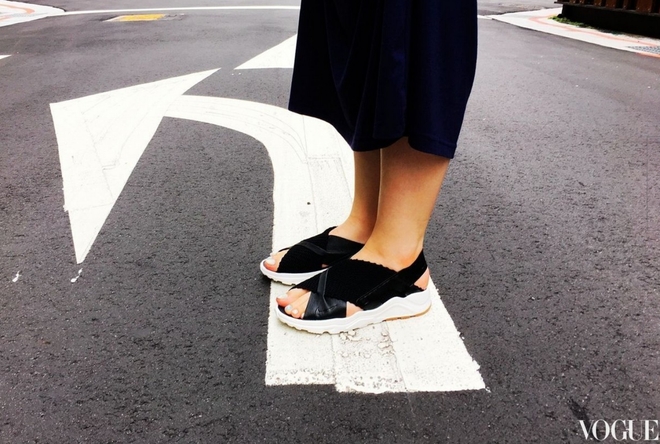 Đoạn clip về đôi sandals mới của Nike khiến nàng nào cũng muốn mua ngay - Ảnh 5.