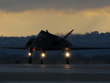 F-117A My - Chim ung dem tang hinh 'bong ma' dang so tren bau troi - Anh 5
