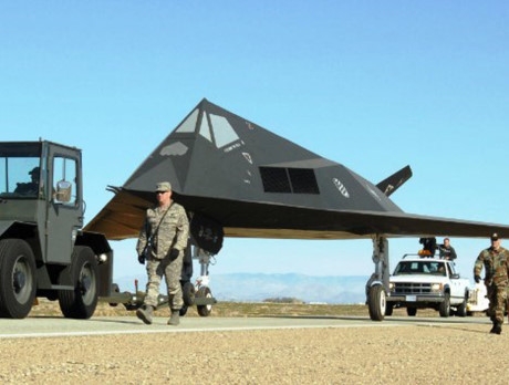 F-117A My - Chim ung dem tang hinh 'bong ma' dang so tren bau troi - Anh 7