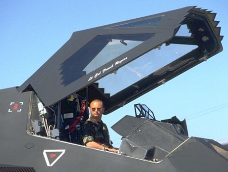 F-117A My - Chim ung dem tang hinh 'bong ma' dang so tren bau troi - Anh 9