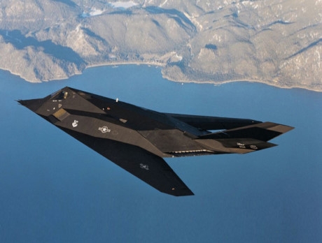 F-117A My - Chim ung dem tang hinh 'bong ma' dang so tren bau troi - Anh 10