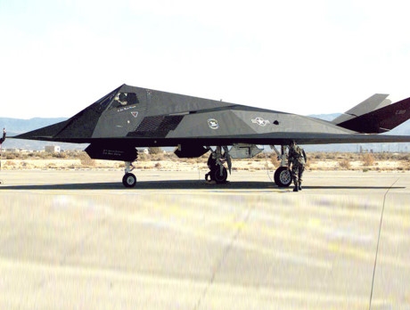 F-117A My - Chim ung dem tang hinh 'bong ma' dang so tren bau troi - Anh 11