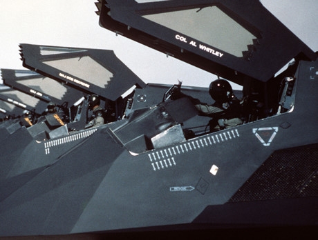 F-117A My - Chim ung dem tang hinh 'bong ma' dang so tren bau troi - Anh 13