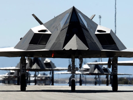 F-117A My - Chim ung dem tang hinh 'bong ma' dang so tren bau troi - Anh 14