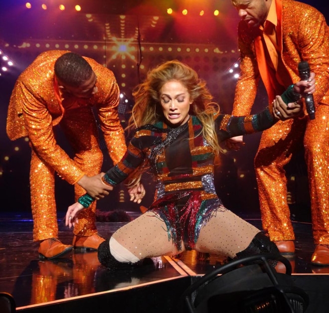 Jennifer Lopez gap su co tren san khau hinh anh 1