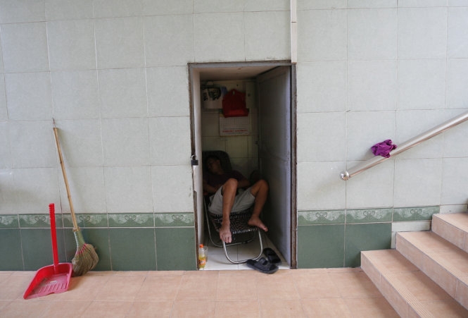 Mặt đường Hà Nội nóng gần 60 độ C, dân chui hầm tránh nóng 