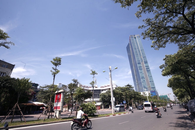 Mặt đường Hà Nội nóng gần 60 độ C, dân chui hầm tránh nóng 