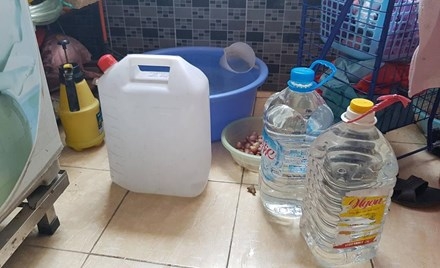 Nắng 40 độ, dân Hà Nội nghỉ làm ở nhà canh nước sinh hoạt ảnh 2