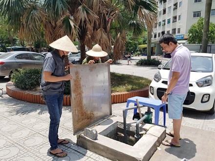 Nắng 40 độ, dân Hà Nội nghỉ làm ở nhà canh nước sinh hoạt ảnh 3