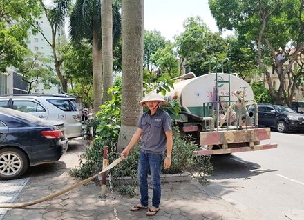 Nắng 40 độ, dân Hà Nội nghỉ làm ở nhà canh nước sinh hoạt ảnh 5