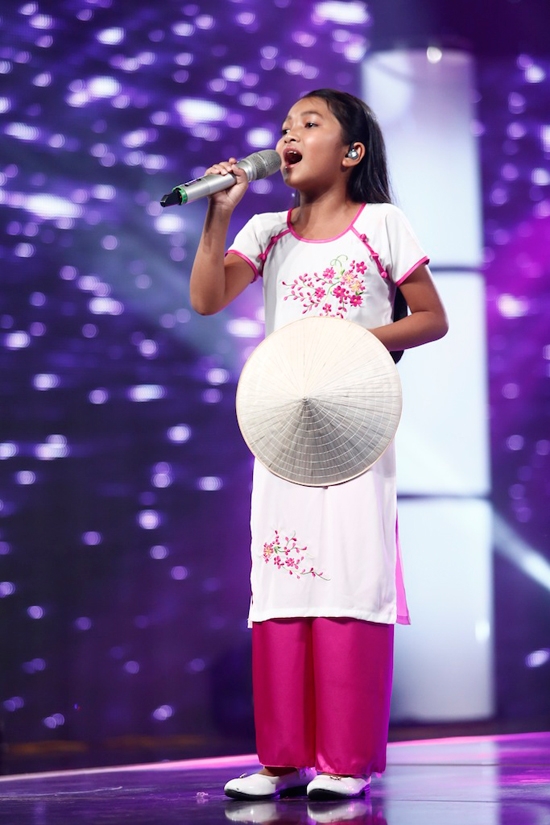 van-mai-huong-bat-khoc-truoc-man-thi-cua-co-be-khiem-thi-minh-hien-4