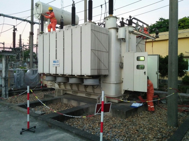 Các nhân viên điện lực đang khắc phục sự cố. 