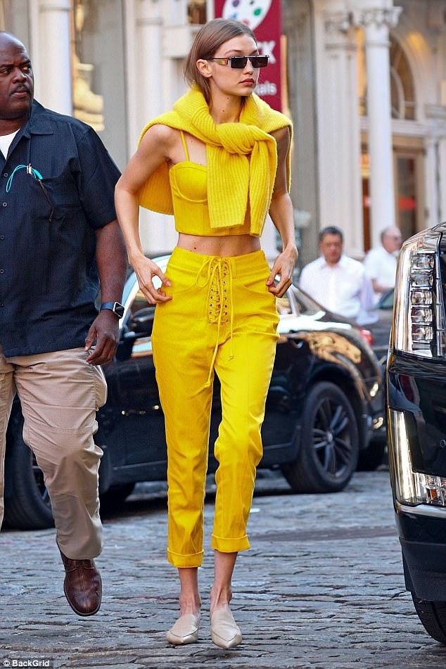 Gigi Hadid thu hut trong trang phuc mau vang sang hinh anh 2