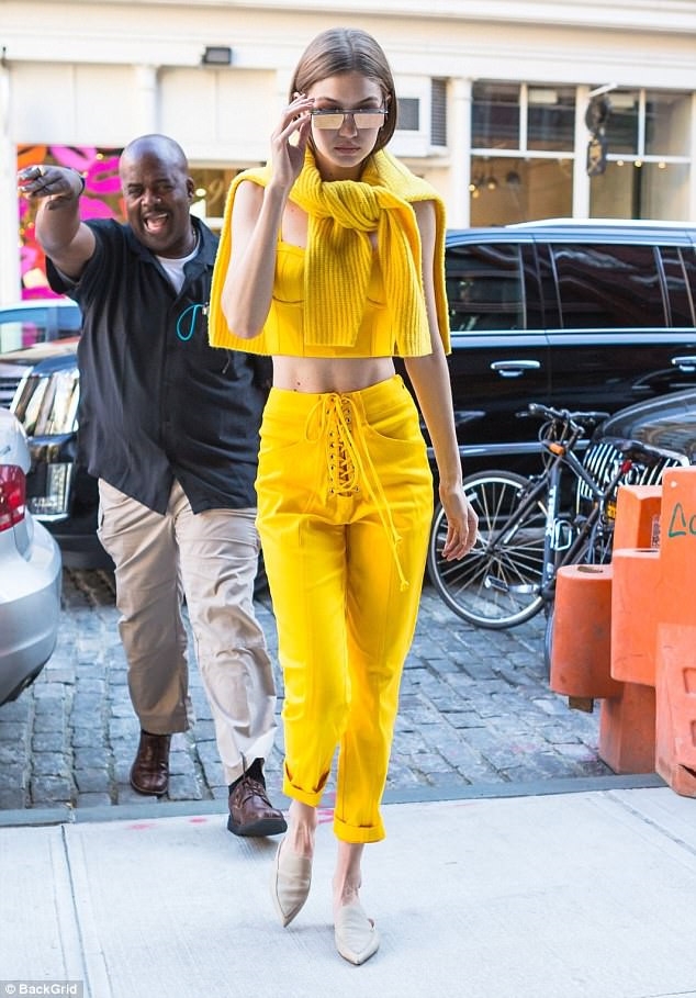 Gigi Hadid thu hut trong trang phuc mau vang sang hinh anh 4
