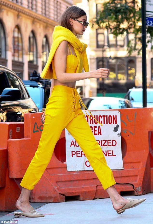 Gigi Hadid thu hut trong trang phuc mau vang sang hinh anh 5