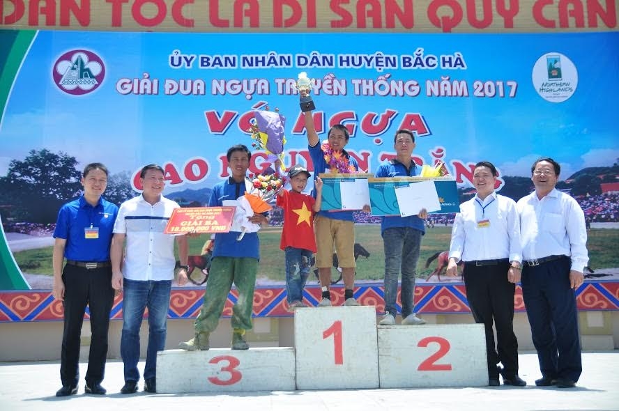hang nghin nguoi xem dua ngua o bac ha bat chap nang nong 40 do c hinh anh 7