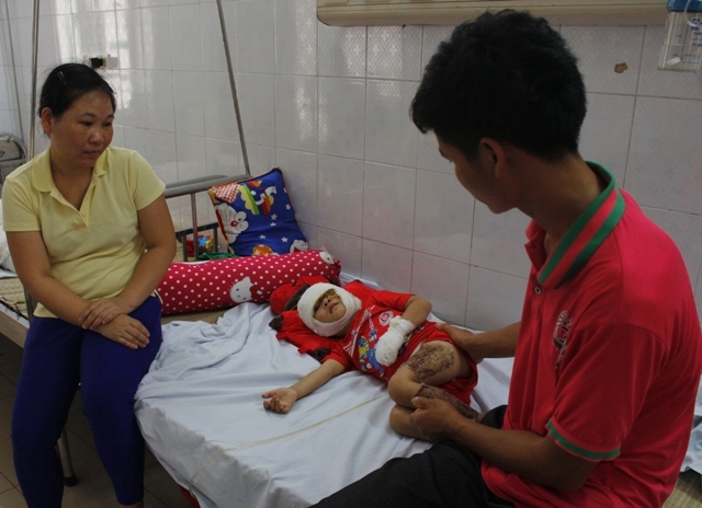  Anh Phúc cho biết cháu Bằng đã ăn được cháo và ít khóc hơn. Ảnh: T.G 