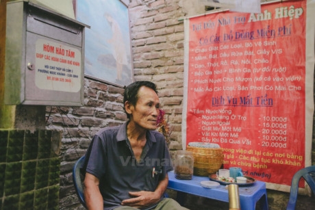 Ha Noi: Ong gia 'khung' cho thue nha tro dieu hoa gia 15.000 dong - Anh 3