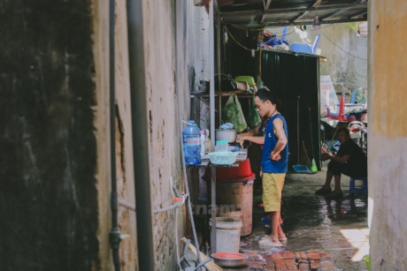 Ha Noi: Ong gia 'khung' cho thue nha tro dieu hoa gia 15.000 dong - Anh 12