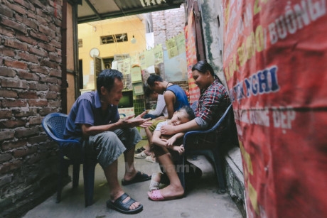 Ha Noi: Ong gia 'khung' cho thue nha tro dieu hoa gia 15.000 dong - Anh 15
