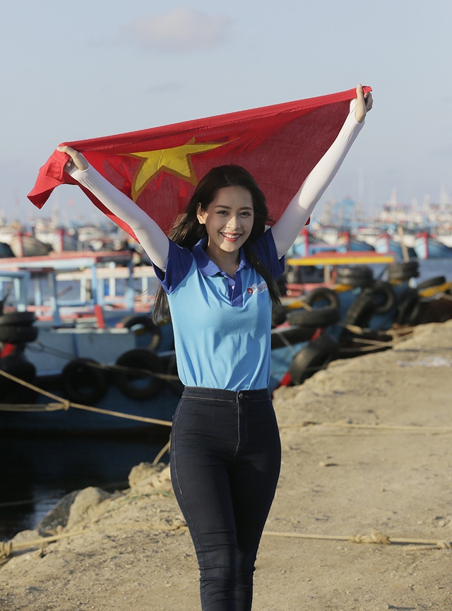 Nguyễn Thùy Chi (Chi Pu) cùng đại diện các Hội sinh viên tới tàu thuyền của ngư dân để trao đến tay ngư dân lá cờ Tổ Quốc thiêng liêng. Lá cờ trên tàu thuyền của ngư dân trải qua bao sương gió, bao lần ra khơi đã phai màu, nay được thay thế bằng lá cờ đỏ sao vàng mới, được tận tay các sinh viên trên cả nước gửi tới người ngư dân với thông điệp rằng trái tim của mỗi người dân trên mọi miền Tổ Quốc luôn hướng về Biển Đảo, dù khoảng cách xa xôi nhưng tình cảm máu thịt với Tổ Quốc, với đồng bào luôn mãi mãi sống trong lòng mỗi người con đất Việt.
