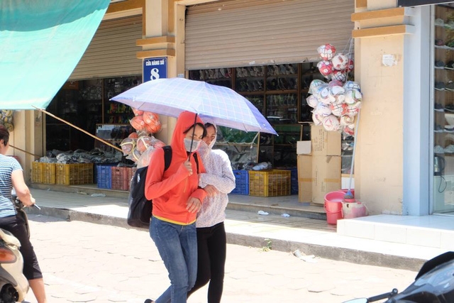 Hơi nóng bốc lên trên vỉa hè bỏng rát khiến người đi đường có cảm giác bị ngộp thở.