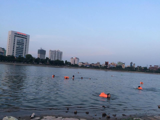 Tại bán đảo Linh Đàm, nhiều người dân đổ dồn về hồ nước để giảm nhiệt. Trong đó, có cả dịch vụ thuê áo bơi cho người có nhu cầu.