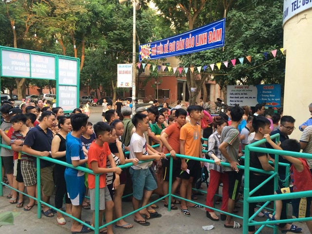  Tại bể bơi bán đảo Linh dàm, hàng đoàn người xếp hàng mua vé gây ra cảnh ùn ứ kéo dài. 