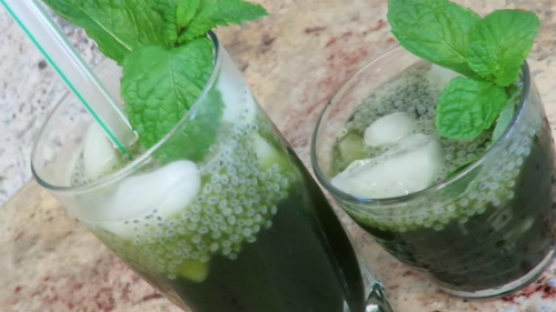 Bác sĩ khuyến khích những loại thức uống giải nhiệt từ thiên nhiên. Ảnh: drink.