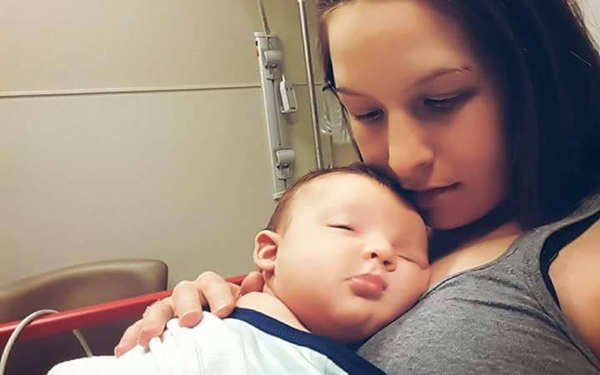 Bé trai ngừng thở khi đang bú mẹ chỉ vì mẹ có quá nhiều sữa - Ảnh 1.